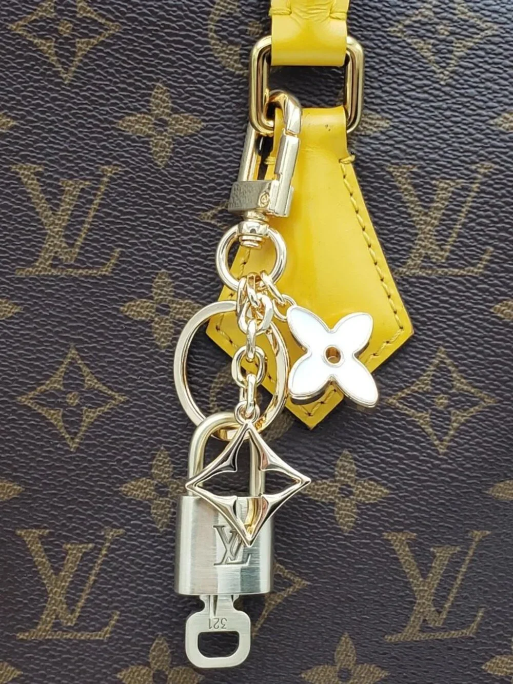 Authentic Louis Vuitton Gold Padlock 🔑 Keychain Bag Flower Charm LV - Picture 13 of 13